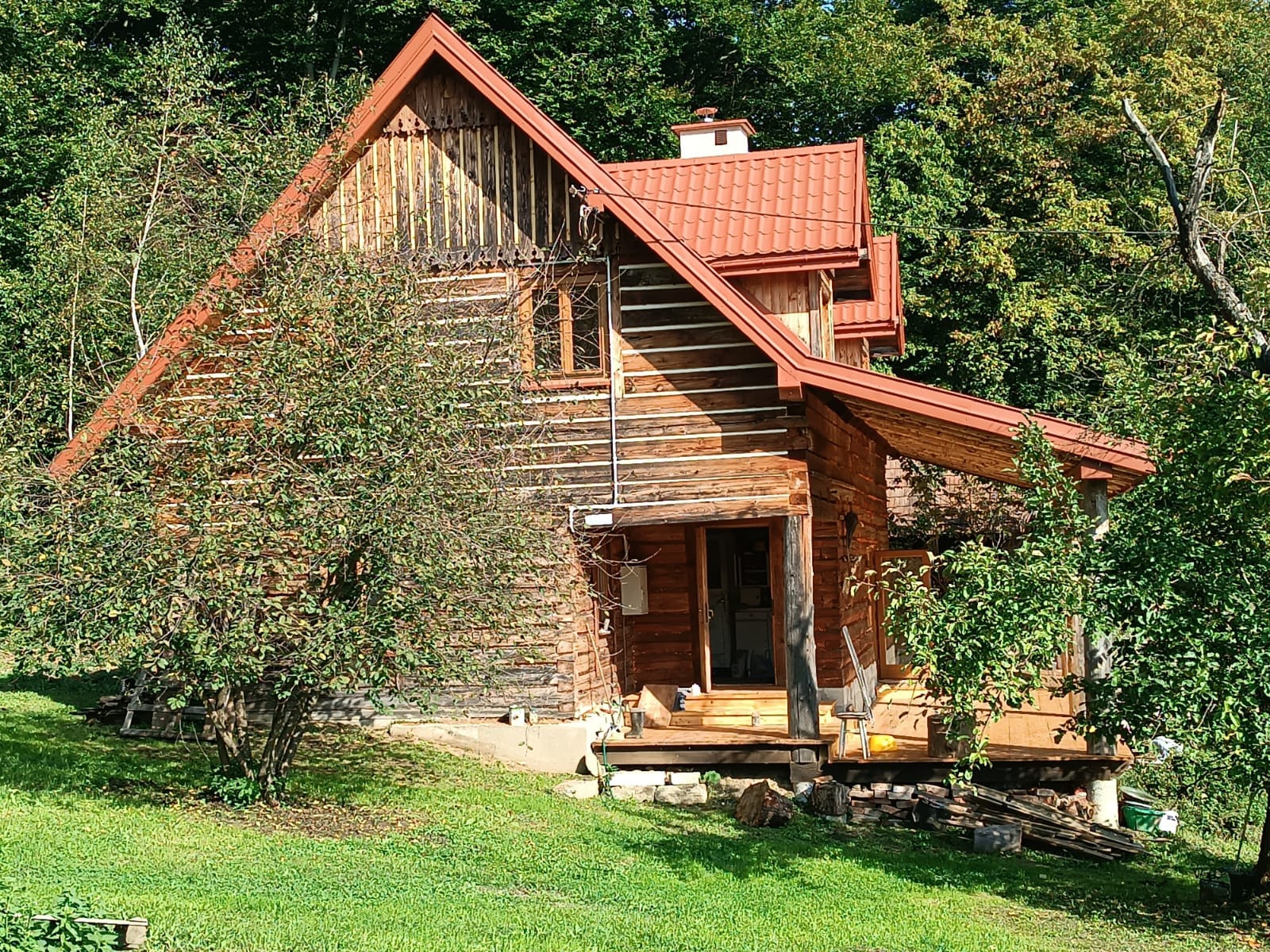 Drewniany dom widziany z zewnątrz