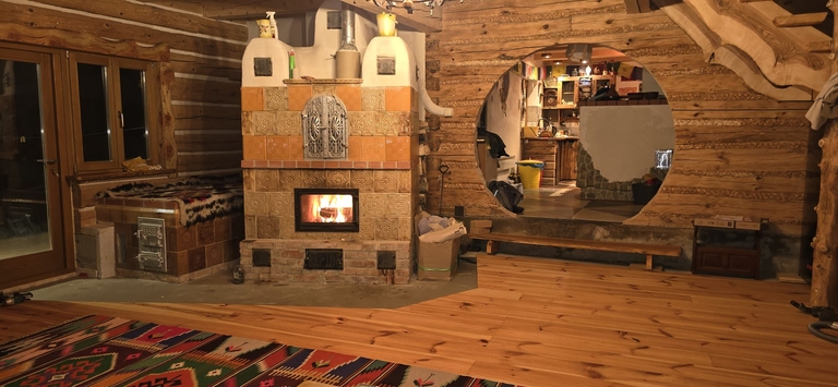 Wnętrze salonu z kaflowym piecem