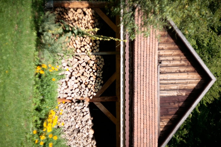 Drewniana zabudowa i drewno przy domu