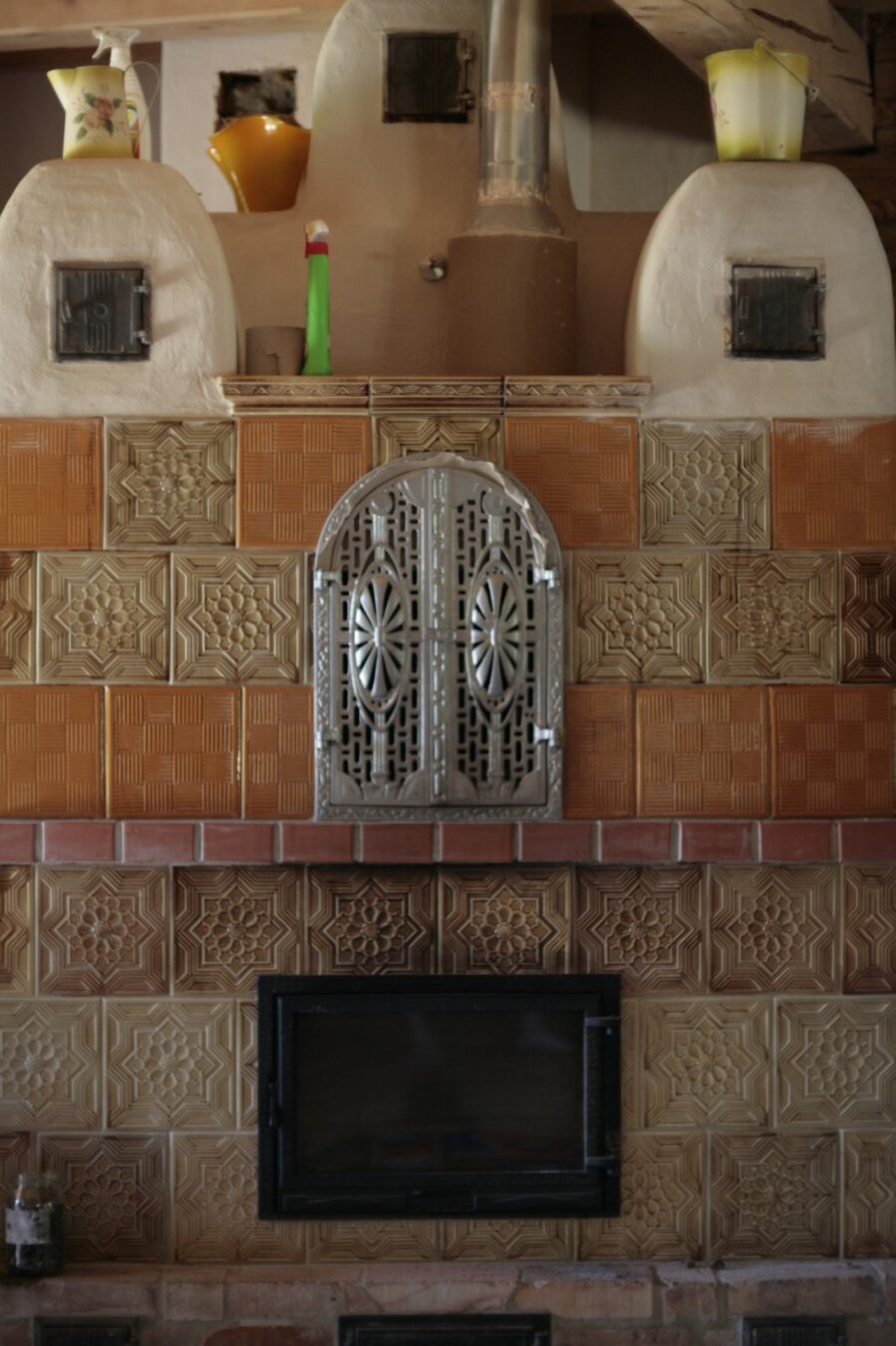 Kaflowy piec we wnętrzu domu